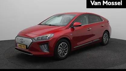 Scarlet red pearl (pr2) Gebruikt 2020 Hyundai Ioniq Premium Hatchback | € 16.940 (Eerlijke prijs)