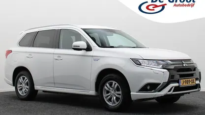 Wit Occasion 2020 Mitsubishi Outlander P-HEV SUV | € 17.950 (Super prijs)