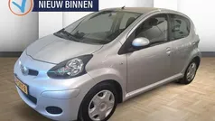 Grijs, metallic lak Gebruikt 2011 Toyota Aygo Comfort Hatchback | € 4.950 (Eerlijke prijs)