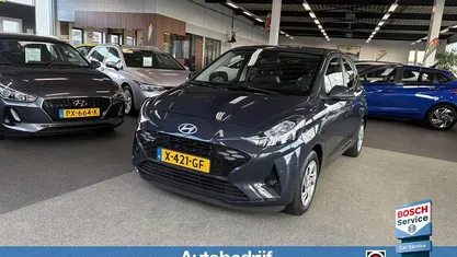 Grijs, metallic lak Gebruikt 2024 Hyundai i10 Comfort Hatchback | € 18.250 (Eerlijke prijs)