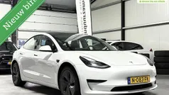 Wit (metallic) Gebruikt 2021 Tesla Model 3 Standard Range Sedan | € 21.695 (Eerlijke prijs)