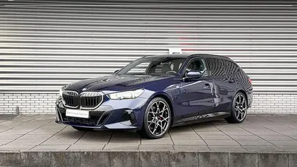 Bmw individual tansanit metallic (blauw metallic) Occasion 2025 BMW 550e Comfort Edition Stationwagen | € 79.900 (Eerlijke prijs)