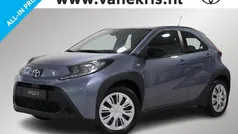 Gebruikt 2025 Toyota Aygo Play Hatchback | € 21.090 (Eerlijke prijs)