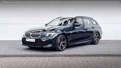 Saphirschwarz metallic (zwart metallic) Gebruikt 2024 BMW 318 Shadowline Stationwagen | € 43.900 (Goede deal)