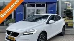 Wit, metallic lak Gebruikt 2018 Volvo V40 Stationwagen | € 16.450 (Eerlijke prijs)
