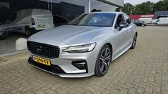 Grijs Gebruikt 2022 Volvo S60 R-Design Sedan | € 29.950 (Eerlijke prijs)