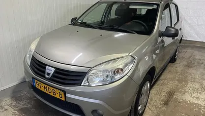 Grijs Gebruikt 2010 Dacia Sandero Ambiance Hatchback | € 1.750 (Eerlijke prijs)