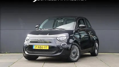 Zwart Gebruikt 2022 Fiat 500e Icon Hatchback | € 17.445 (Eerlijke prijs)