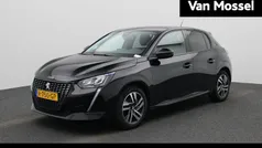 Zwart, metallic lak Gebruikt 2022 Peugeot 208 Allure Hatchback | € 16.900 (Eerlijke prijs)