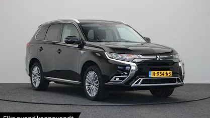 Zwart Gebruikt 2020 Mitsubishi Outlander SUV | € 21.945 (Eerlijke prijs)