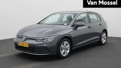 Grijs Gebruikt 2022 VW Golf VIII Life Hatchback | € 19.900 (Eerlijke prijs)