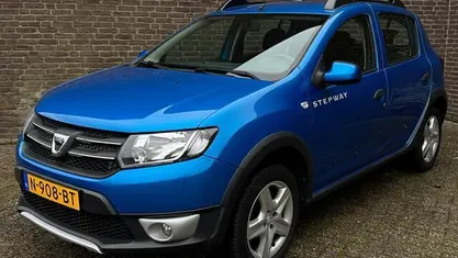 Blauw Occasion 2014 Dacia Sandero Lauréate Hatchback | € 7.440 (Eerlijke prijs)