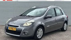Grijs, metallic lak Gebruikt 2011 Renault Clio GrandTour Collection Stationwagen | € 4.448 (Eerlijke prijs)