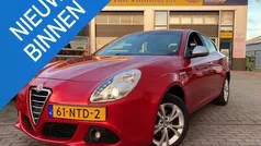 Rood, metallic lak Gebruikt 2010 Alfa Romeo Giulietta Distinctive Hatchback | € 7.499 (Eerlijke prijs)
