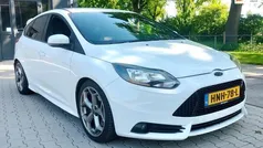 Wit Gebruikt 2013 Ford Focus ST Hatchback | € 12.995 (Eerlijke prijs)
