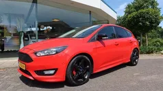 Rood Gebruikt 2016 Ford Focus Hatchback | € 10.900 (Eerlijke prijs)