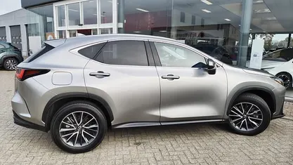 Zilver Gebruikt 2024 Lexus NX450h+ Luxury Line SUV | € 52.995 (Eerlijke prijs)