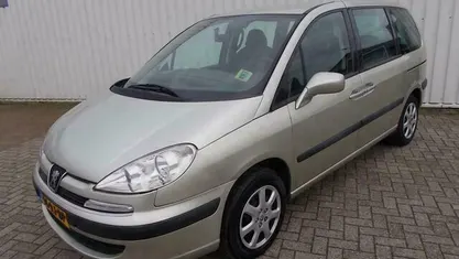 Beige Occasion 2005 Peugeot 807 Premium MPV | € 2.250 (Goede deal)