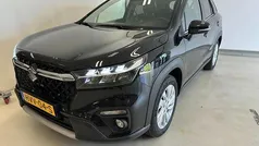 Zwart, metallic lak Gebruikt 2024 Suzuki SX4 S-Cross SUV | € 26.400 (Eerlijke prijs)