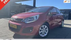 Rood Gebruikt 2013 Kia Rio Plus Hatchback | € 6.450 (Eerlijke prijs)