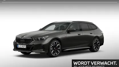 Sophistograu brillianteffect metallic (a90) (donker grijs metallic) Occasion 2025 BMW 550e M Sport Stationwagen | € 85.995 (Eerlijke prijs)