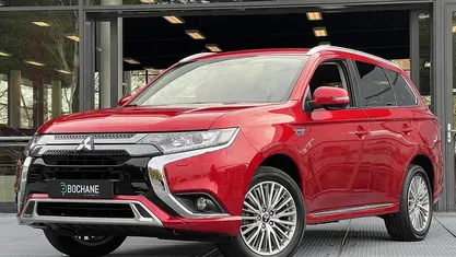 Rood Occasion 2021 Mitsubishi Outlander P-HEV Intense SUV | € 24.785 (Eerlijke prijs)