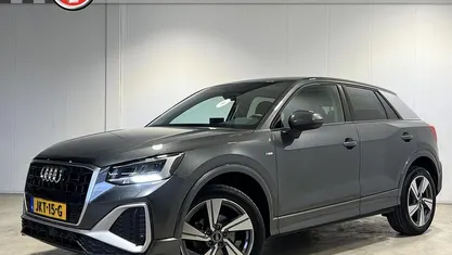 Grijs (metallic) Gebruikt 2023 Audi Q2 S-Line SUV | € 29.940 (Eerlijke prijs)