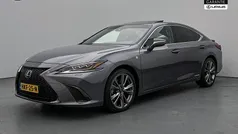 Grijs metallic Gebruikt 2021 Lexus ES300H Sport Line Sedan | € 42.950 (Eerlijke prijs)
