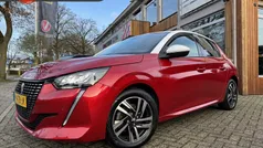 Rood, metallic lak Gebruikt 2021 Peugeot 208 Allure Hatchback | € 12.395 (Goede deal)
