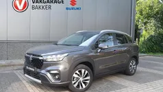 Grijs, metallic lak Gebruikt 2023 Suzuki SX4 S-Cross Style SUV | € 28.900 (Eerlijke prijs)
