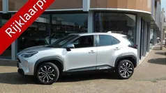 Grijs, metallic lak Gebruikt 2024 Toyota Yaris Cross SUV | € 30.900 (Eerlijke prijs)