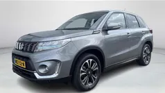 Grijs Gebruikt 2022 Suzuki Vitara Style SUV | € 26.880 (Eerlijke prijs)
