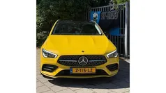 Geel, metallic lak Gebruikt 2019 Mercedes CLA180 AMG line Sedan | € 27.250 (Goede deal)