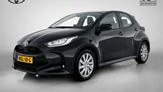 Zwart Gebruikt 2023 Toyota Yaris Hybrid Hatchback | € 24.445 (Eerlijke prijs)