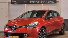 Rood, metallic lak Gebruikt 2016 Renault Clio IV Expression+ Hatchback | € 6.995 (Eerlijke prijs)