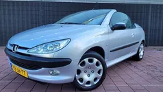 Grijs Gebruikt 2002 Peugeot 206 CC Cabriolet | € 1.999 (Eerlijke prijs)