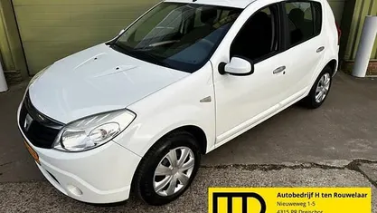 Hatchback Gebruikt 2009 Dacia Sandero Lauréate Hatchback | € 1.995 (Eerlijke prijs)