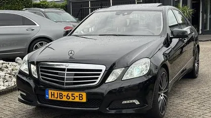 Zwart Occasion 2009 Mercedes E500 Avantgarde Sedan | € 12.950 (Eerlijke prijs)
