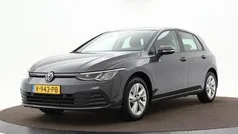 Grijs Gebruikt 2022 VW Golf VIII Life Hatchback | € 24.880 (Eerlijke prijs)