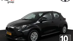 Zwart Gebruikt 2022 Toyota Yaris Hybrid Active Hatchback | € 20.950 (Eerlijke prijs)