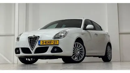 Wit (metallic) Gebruikt 2012 Alfa Romeo Giulietta Distinctive Hatchback | € 7.744 (Eerlijke prijs)