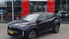 Zwart, metallic lak Gebruikt 2024 Toyota Yaris Cross Style SUV | € 30.400 (Eerlijke prijs)