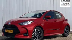 Rood Gebruikt 2023 Toyota Yaris Hybrid Hatchback | € 22.900 (Eerlijke prijs)