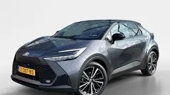 Grijs, metallic lak Gebruikt 2024 Toyota C-HR SUV | € 36.945 (Eerlijke prijs)