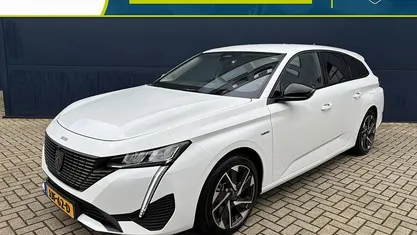 Wit Gebruikt 2023 Peugeot 308 SW Allure Stationwagen | € 28.335 (Eerlijke prijs)