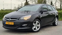 Zwart, metallic lak Gebruikt 2014 Opel Astra Stationwagen | € 4.888 (Goede deal)