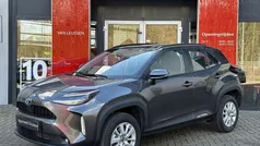 Grijs, metallic lak Gebruikt 2024 Toyota Yaris Cross SUV | € 28.900 (Eerlijke prijs)