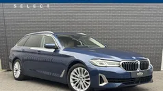 Blauw, metallic lak Gebruikt 2021 BMW 520 Executive Stationwagen | € 33.945 (Eerlijke prijs)