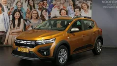 Oranje Gebruikt 2023 Dacia Sandero Expression Hatchback | € 18.950 (Eerlijke prijs)