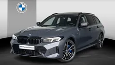 Grijs, metallic lak Gebruikt 2024 BMW 330e M Sport Stationwagen | € 58.695 (Eerlijke prijs)